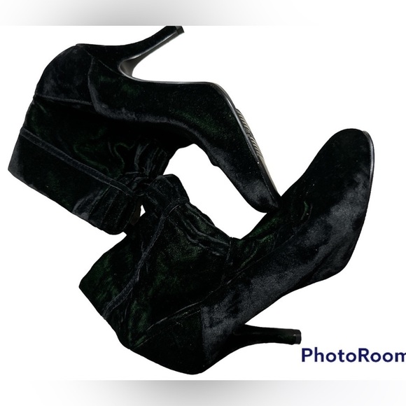 Baci Velvet like booties Sz 6 Black with Green Hue 3.5” heel Like New Condition - Picture 1 of 4